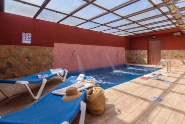 Acogedora casa rural con terraza acristalada y piscina climatizada