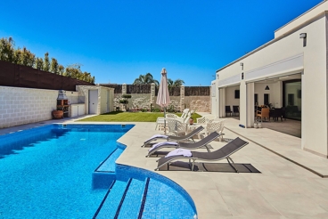 Villa de diseño contemporáneo con piscina a 80 metros de la playa de Roche