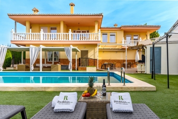 Villa avec barbecue et piscine à Gójar