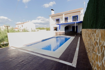 Vakantiehuis met zwembad en stenen barbecue in Cardeña.
