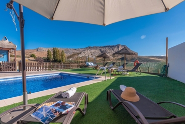 Villa avec cheminée et piscine à Antequera