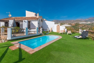 Casita de estilo andaluz con dos piscinas privadas y vistas al mar
