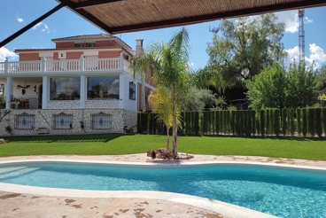 Belle maison de vacances avec piscine et barbecue à Cabra