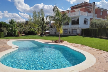 Schönes Ferienhaus mit Schwimmbad und Grill in Cabra