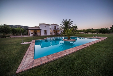 Luxury villa with barbecue and swimming pool for 12 people in Ronda
