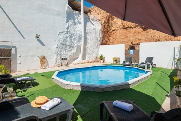 Casa Cueva en Pozo Alcón con piscina y barbacoa.