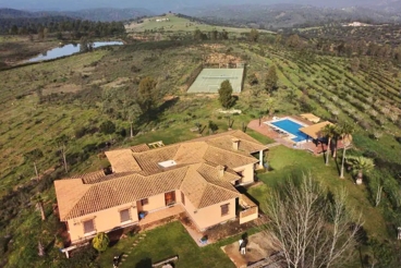 Ferienhaus mit Schwimmbad, Fußball- und Tennisplatz in Valverde del Camino.