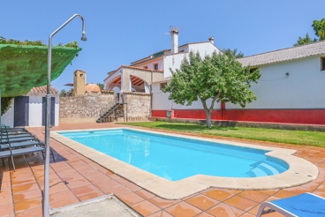Holiday Home with fireplace and swimming pool in Galaroza