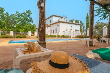 Villa avec barbecue et piscine à Cazalla de la Sierra
