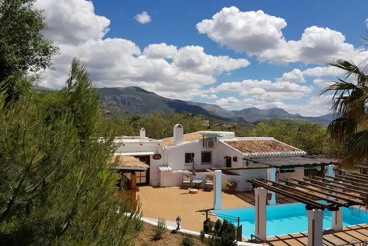 Casa rural con piscina y barbacoa en Riogordo