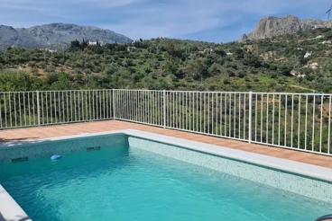 Vakantiehuis met zwembad en uitzicht op de bergen in Ríogordo