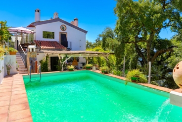 Maison de vacances avec cheminée et piscine à Genalguacil pour 4 personnes