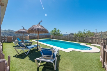 Maison de vacances avec barbecue et piscine à Casabermeja pour 10 personnes