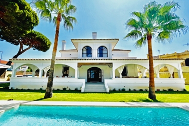 Luxury villa with swimming pool and all amenities in Sanlúcar de Barrameda.