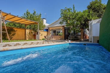 Holiday home with pool and barbecue in El Bosque.