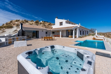 Villa avec piscine chauffée et barbecue à Galera