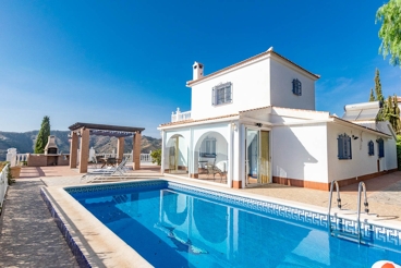 Holiday home with swimming pool and barbecue in Cómpeta