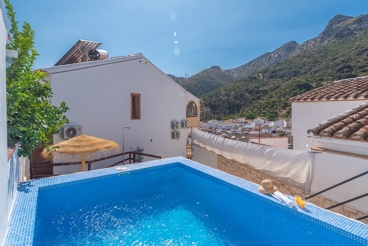 Maison de vacances avec piscine et cheminée à Cortes de la Frontera