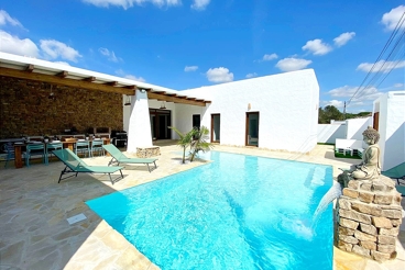 Holiday home with pool and barbecue in Chiclana de la Frontera for 16 people.