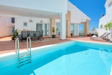 Luxe villa dicht bij het strand met barbecue en zwembad in Benalmádena