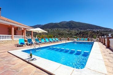 Holiday home with barbecue and pool in Alcaucín for 12 people