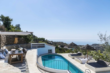 Vakantiehuis met spectaculair uitzicht en verwarmd zwembad in Sayalonga