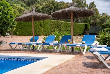 Ferienhaus mit Schwimmbad, Grill und schöner Aussicht in Algatocín