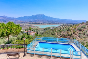 Ferienhaus mit Pool und Blick auf den Stausee La Viñuela