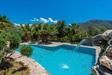 Maison au charme rustique avec superbe piscine