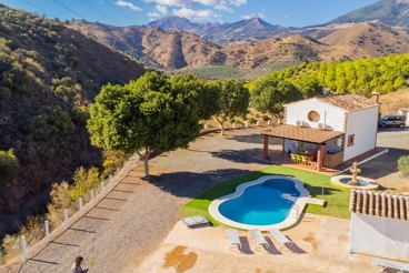 Holiday Home with swimming pool and Wifi in Casarabonela