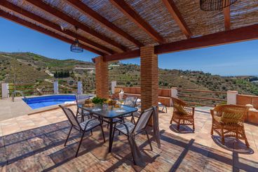 Encantador cortijo con piscina privada y vistas al mar