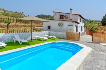 Holiday home with swimming pool in Alozaina