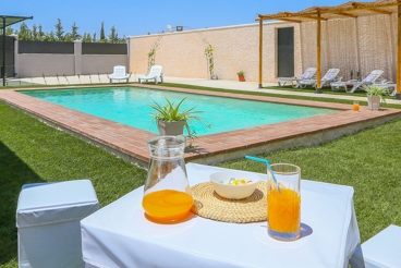 Vakantiehuis met zwembad en barbecue in Lantejuela