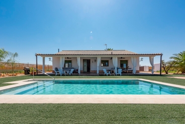 Vakantiehuis met zwembad en tuin in La Carlota