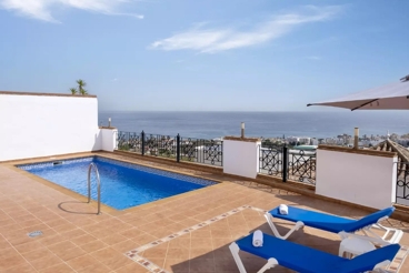 Casa rural con piscina y vistas al mar en Torrox