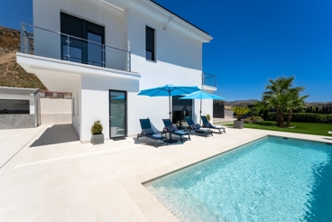 Holiday home with pool and barbecue in Iznájar