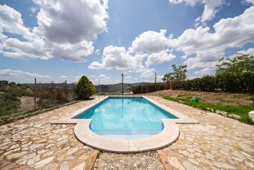 Maison de vacances avec cheminée et piscine à Loja