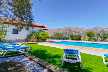 Casa rural con piscina y vistas en Cómpeta