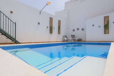 Ferienhaus mit Swimming Pool und Kamin in Lantejuela