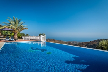 Villa de lujo cerca de la playa con piscina climatizada y jardín en Sayalonga