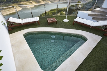 Vakantiehuis met grasveld en zwembad in Iznájar