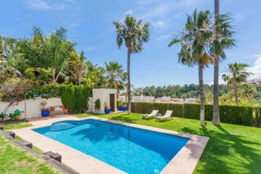 Villa con piscina, jardín y próxima a la playa en Benalmádena
