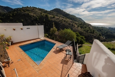 Maison de vacances avec cheminée et piscine à Frigiliana