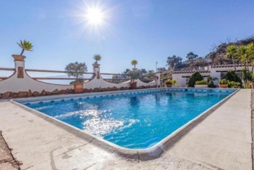 Vakantiehuis met zwembad en uitzicht in Iznájar