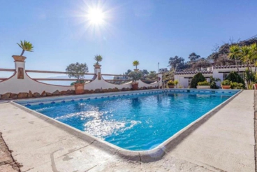 Casa rural con piscina y vistas en Iznájar