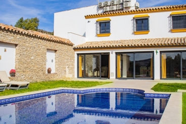 Holiday home in Setenil de las Bodegas with swimming pool and barbecue for large groups