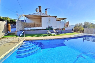 Casa de vacaciones con barbacoa y piscina en Alcaucín para 6 personas