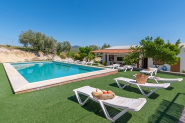 Finca mit Swimming Pool und Garten in Lucena