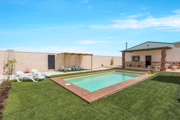 Maison de vacances pour groupes avec barbecue et piscine à Lantejuela