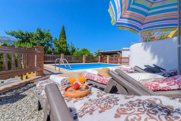 Jolie maison rustique avec beau jardin et piscine